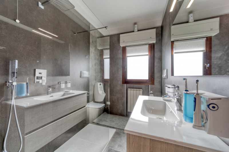 NOVENTA PADOVANA Zona Noventana. Proponiamo in vendita un ESCLUSIVO ATTICO completamente arredato...