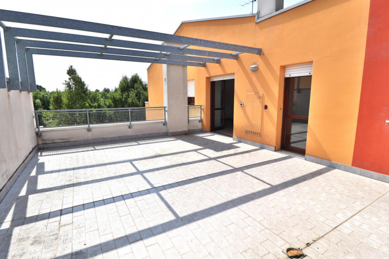 NOVENTA PADOVANA Zona Noventana. Proponiamo in vendita un ESCLUSIVO ATTICO completamente arredato...