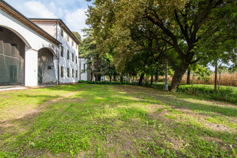 San Giorgio in Bosco – Località Giarabassa

Villa storica da restaurare con parco privato di 2.00...