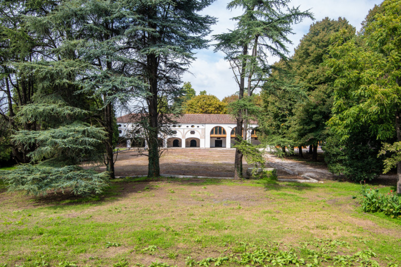 San Giorgio in Bosco – Località Giarabassa

Villa storica da restaurare con parco privato di 2.00...