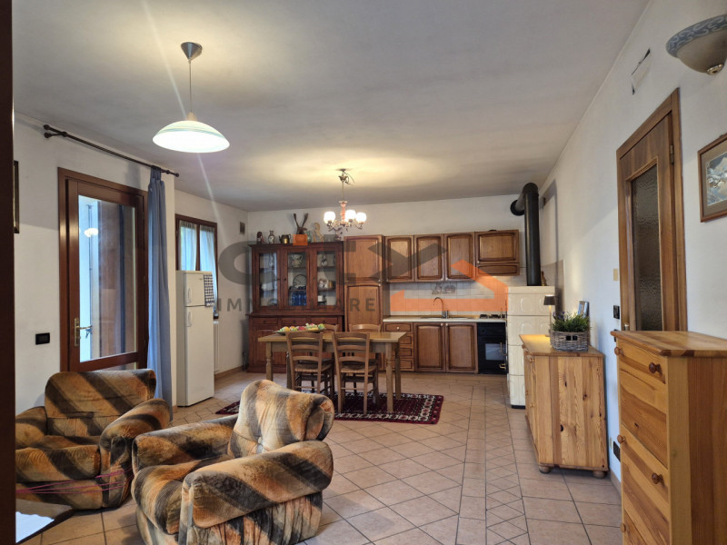 In una splendida posizione ai piedi del Monte Grappa, dove la quiete incontra la comodità, propon...