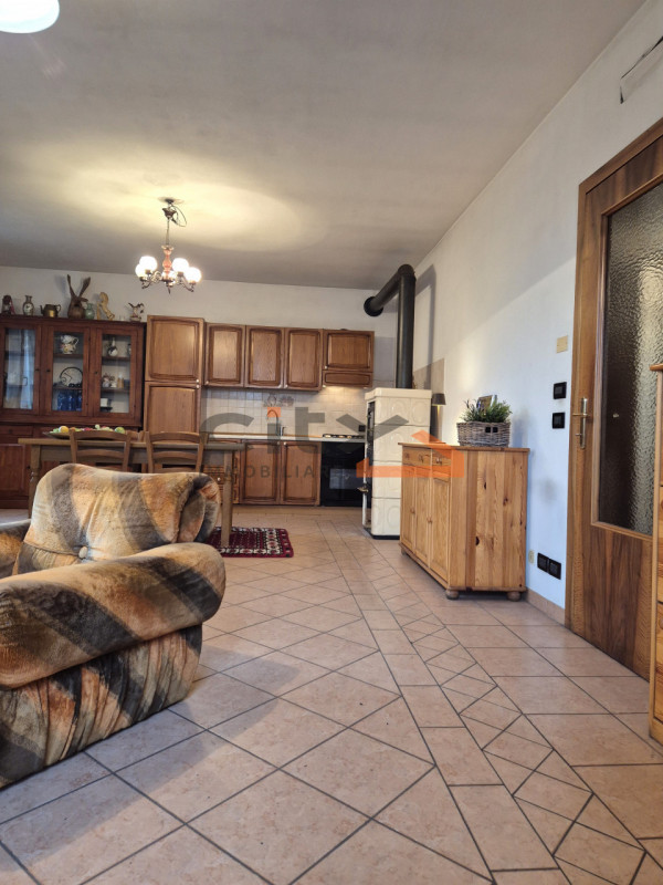 In una splendida posizione ai piedi del Monte Grappa, dove la quiete incontra la comodità, propon...