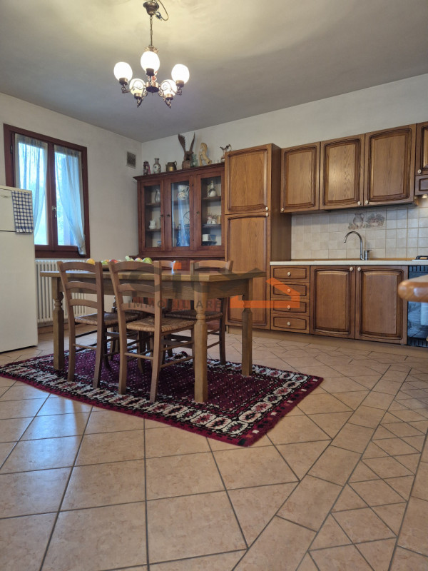 In una splendida posizione ai piedi del Monte Grappa, dove la quiete incontra la comodità, propon...