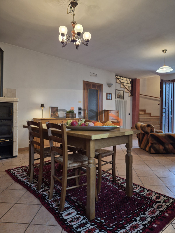 In una splendida posizione ai piedi del Monte Grappa, dove la quiete incontra la comodità, propon...