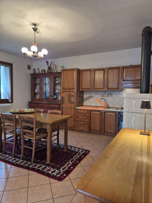 In una splendida posizione ai piedi del Monte Grappa, dove la quiete incontra la comodità, propon...