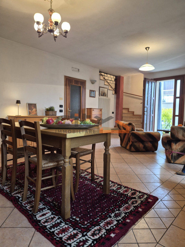 In una splendida posizione ai piedi del Monte Grappa, dove la quiete incontra la comodità, propon...