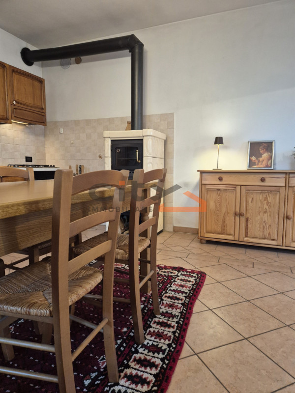 In una splendida posizione ai piedi del Monte Grappa, dove la quiete incontra la comodità, propon...