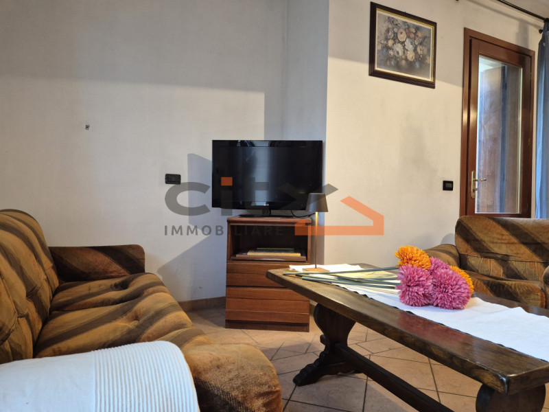 In una splendida posizione ai piedi del Monte Grappa, dove la quiete incontra la comodità, propon...