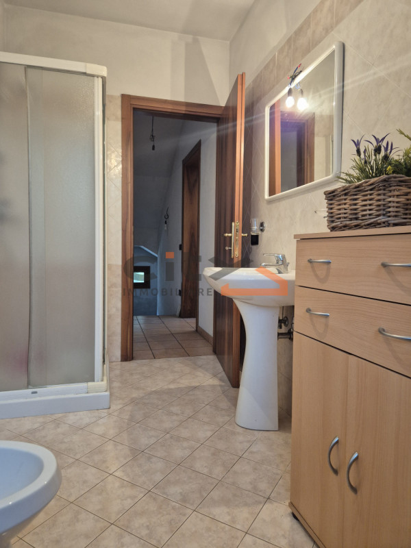 In una splendida posizione ai piedi del Monte Grappa, dove la quiete incontra la comodità, propon...