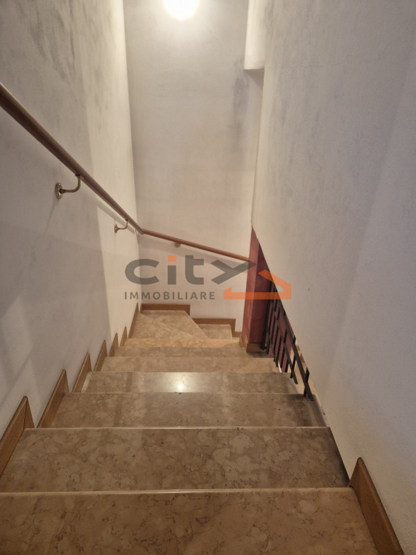 In una splendida posizione ai piedi del Monte Grappa, dove la quiete incontra la comodità, propon...