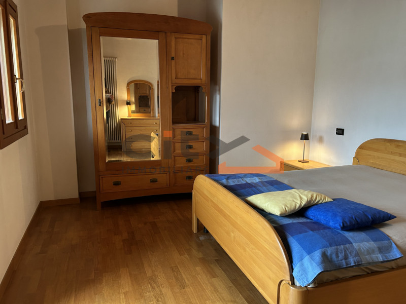 In una splendida posizione ai piedi del Monte Grappa, dove la quiete incontra la comodità, propon...