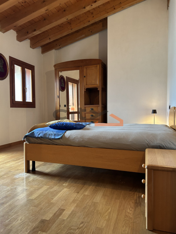 In una splendida posizione ai piedi del Monte Grappa, dove la quiete incontra la comodità, propon...