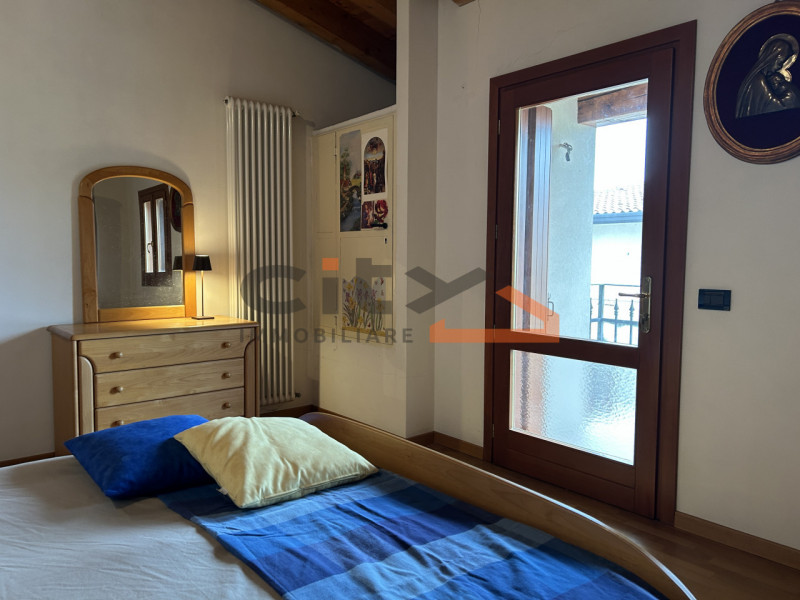 In una splendida posizione ai piedi del Monte Grappa, dove la quiete incontra la comodità, propon...