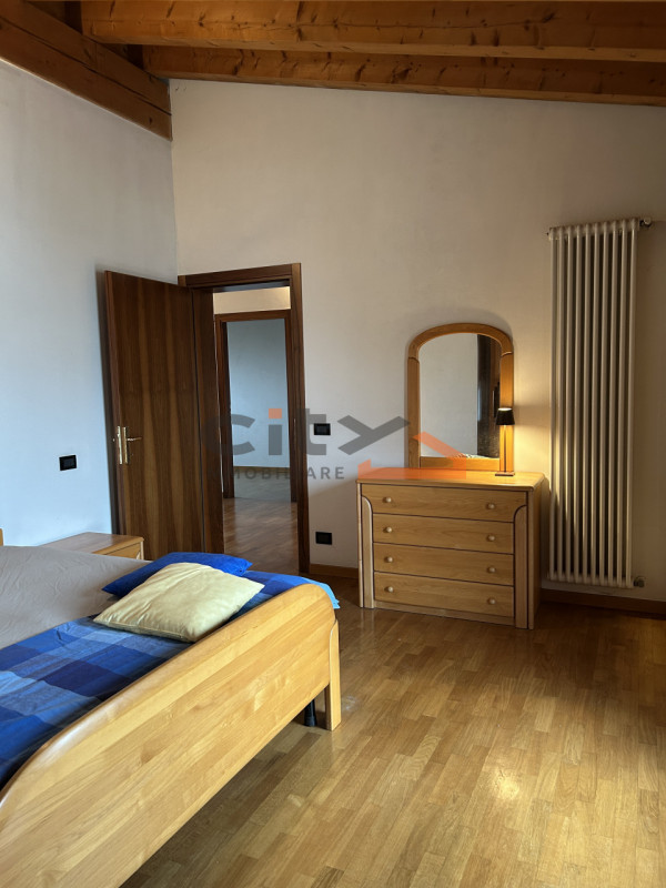 In una splendida posizione ai piedi del Monte Grappa, dove la quiete incontra la comodità, propon...