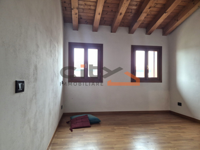 In una splendida posizione ai piedi del Monte Grappa, dove la quiete incontra la comodità, propon...