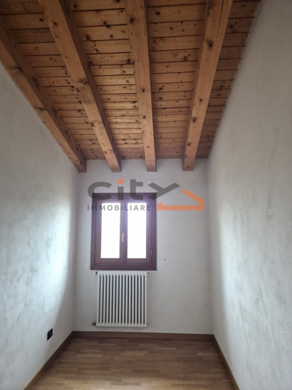 In una splendida posizione ai piedi del Monte Grappa, dove la quiete incontra la comodità, propon...