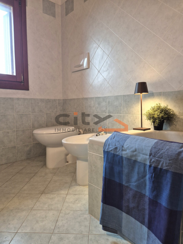 In una splendida posizione ai piedi del Monte Grappa, dove la quiete incontra la comodità, propon...