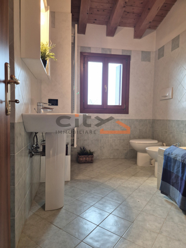 In una splendida posizione ai piedi del Monte Grappa, dove la quiete incontra la comodità, propon...