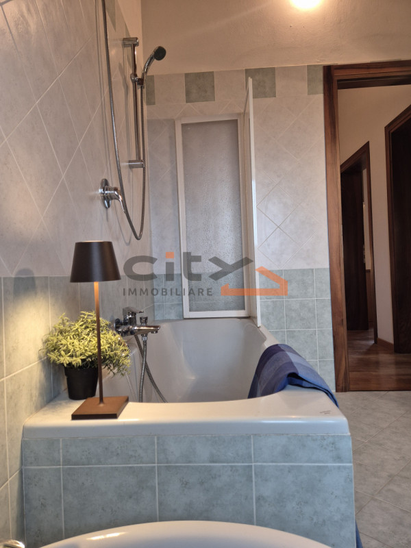 In una splendida posizione ai piedi del Monte Grappa, dove la quiete incontra la comodità, propon...