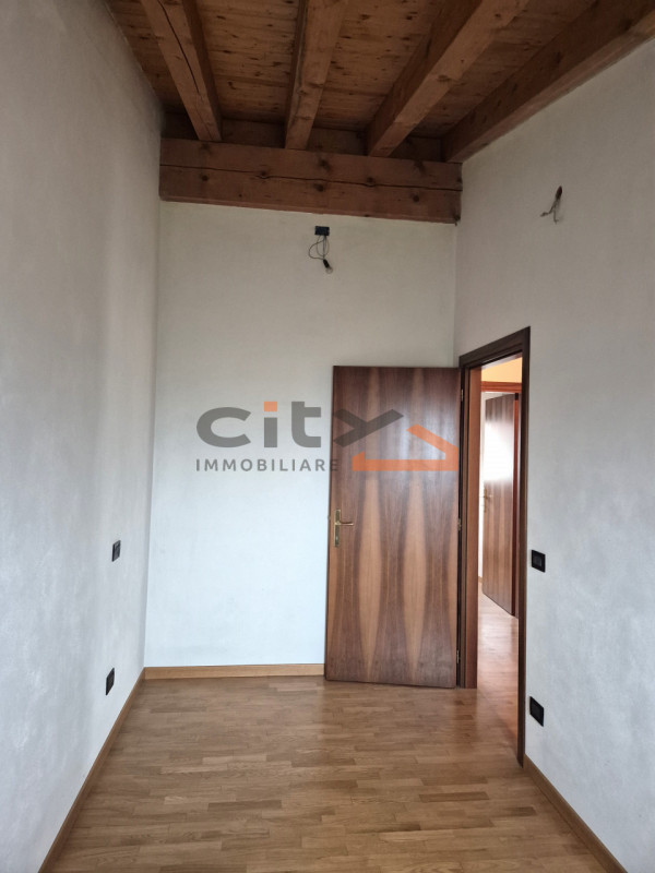 In una splendida posizione ai piedi del Monte Grappa, dove la quiete incontra la comodità, propon...