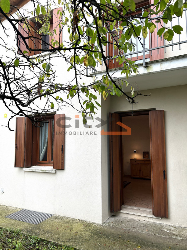 In una splendida posizione ai piedi del Monte Grappa, dove la quiete incontra la comodità, propon...