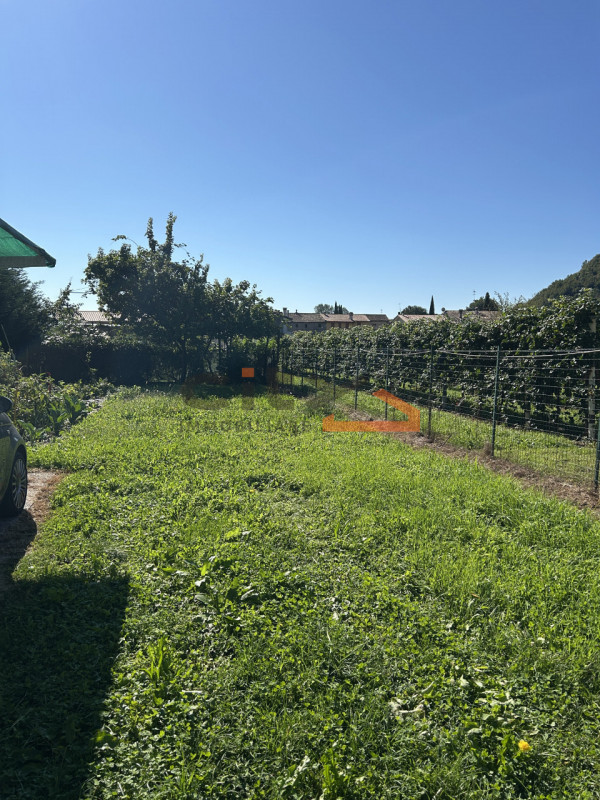 In una splendida posizione ai piedi del Monte Grappa, dove la quiete incontra la comodità, propon...