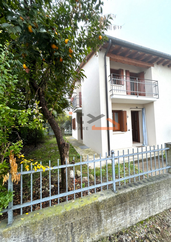 In una splendida posizione ai piedi del Monte Grappa, dove la quiete incontra la comodità, propon...