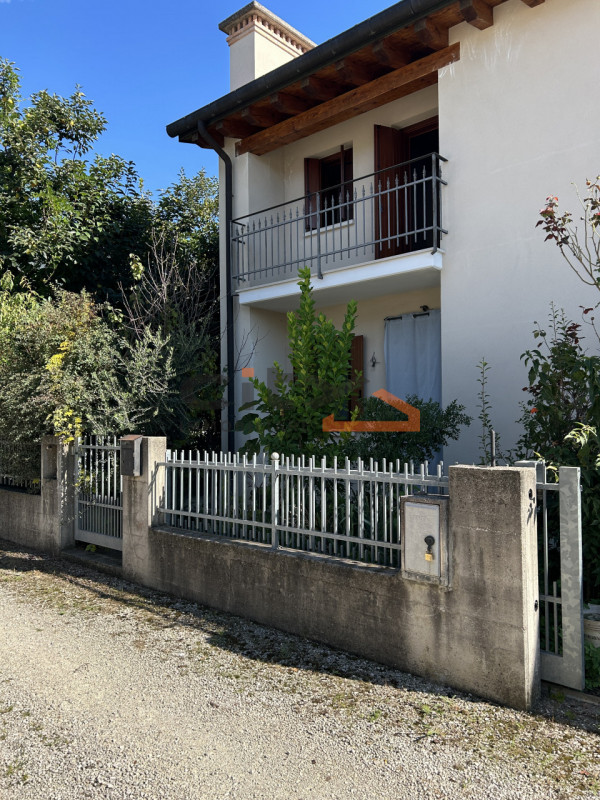 In una splendida posizione ai piedi del Monte Grappa, dove la quiete incontra la comodità, propon...