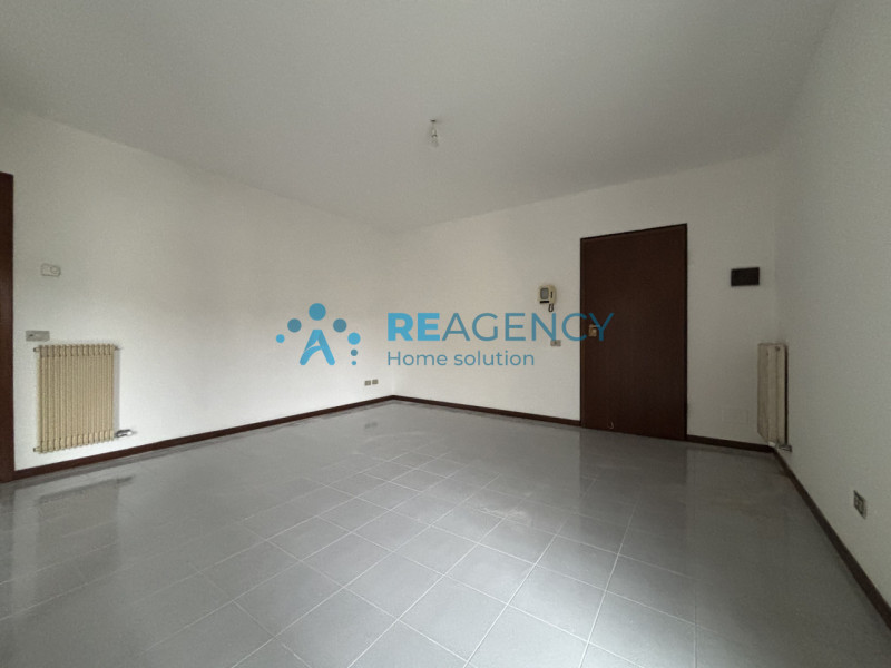 Scopri questo spazioso appartamento tricamere situato al primo piano di una palazzina con giardin...