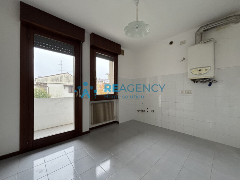 Scopri questo spazioso appartamento tricamere situato al primo piano di una palazzina con giardin...