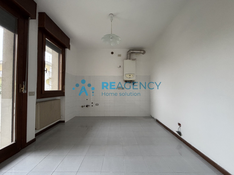 Scopri questo spazioso appartamento tricamere situato al primo piano di una palazzina con giardin...