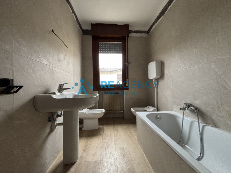 Scopri questo spazioso appartamento tricamere situato al primo piano di una palazzina con giardin...