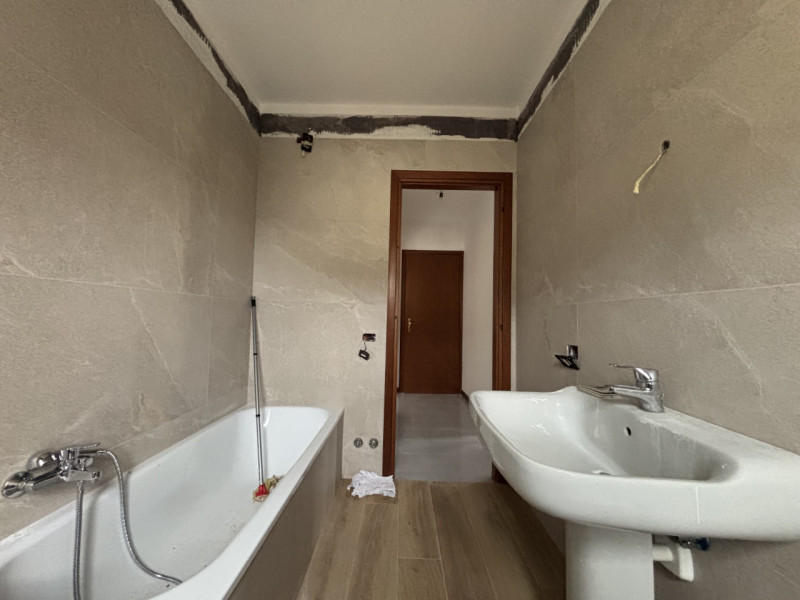 Scopri questo spazioso appartamento tricamere situato al primo piano di una palazzina con giardin...