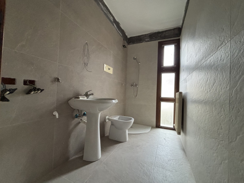 Scopri questo spazioso appartamento tricamere situato al primo piano di una palazzina con giardin...