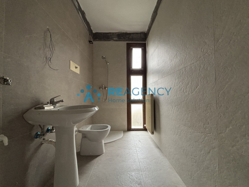 Scopri questo spazioso appartamento tricamere situato al primo piano di una palazzina con giardin...