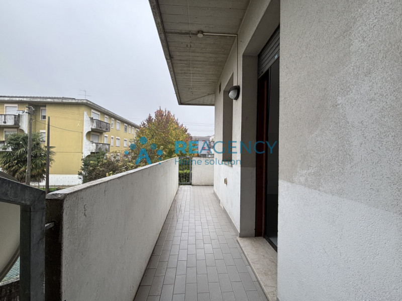 Scopri questo spazioso appartamento tricamere situato al primo piano di una palazzina con giardin...