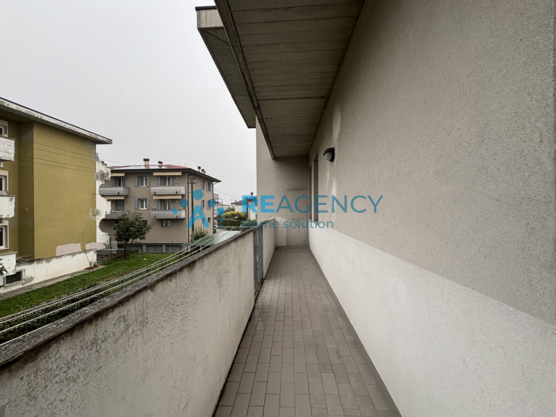 Scopri questo spazioso appartamento tricamere situato al primo piano di una palazzina con giardin...