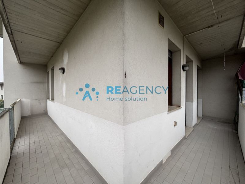 Scopri questo spazioso appartamento tricamere situato al primo piano di una palazzina con giardin...