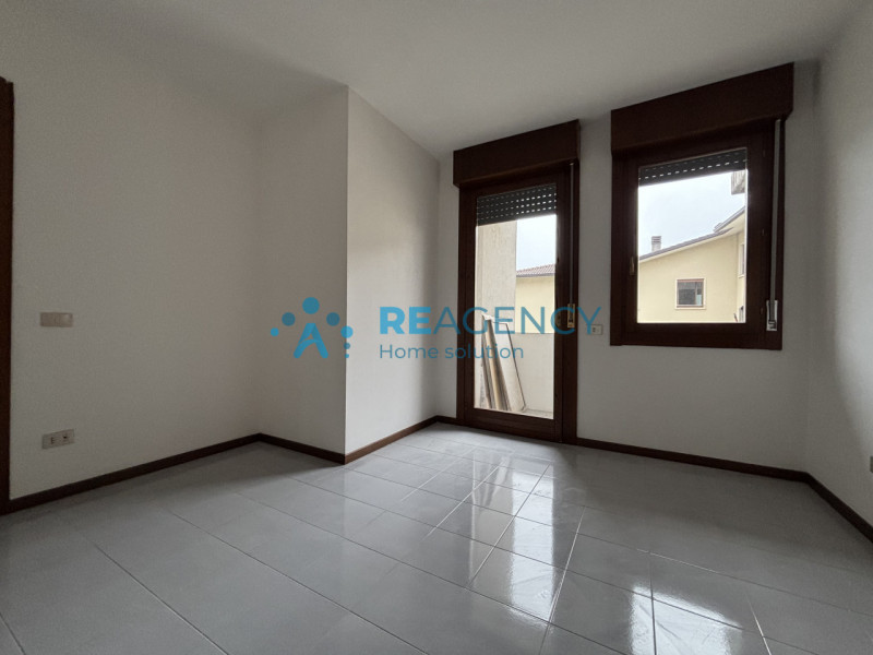 Scopri questo spazioso appartamento tricamere situato al primo piano di una palazzina con giardin...