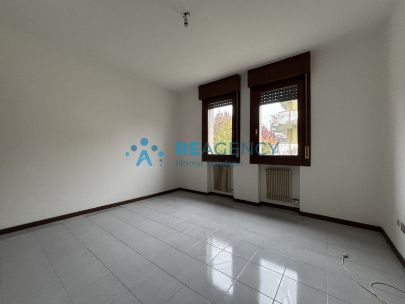 Scopri questo spazioso appartamento tricamere situato al primo piano di una palazzina con giardin...