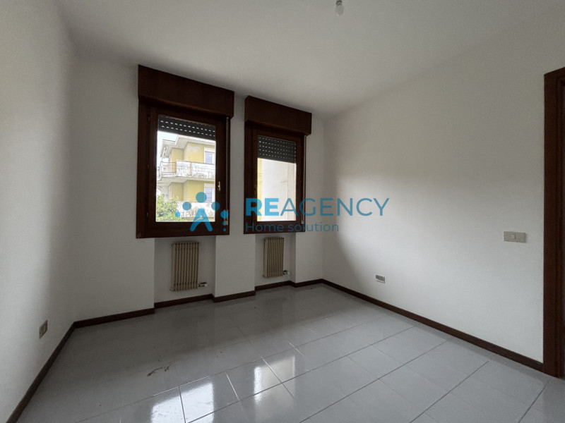 Scopri questo spazioso appartamento tricamere situato al primo piano di una palazzina con giardin...