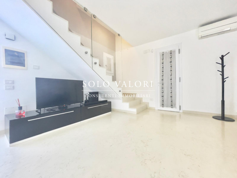 Scopri questa incantevole casa singola terratetto situata nel cuore di Jesolo, precisamente nella...