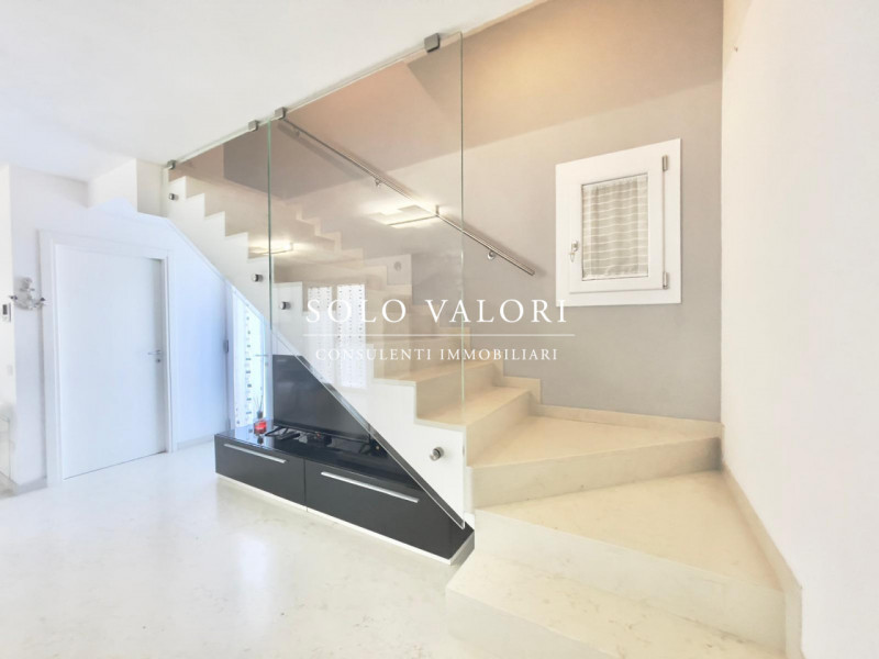 Scopri questa incantevole casa singola terratetto situata nel cuore di Jesolo, precisamente nella...