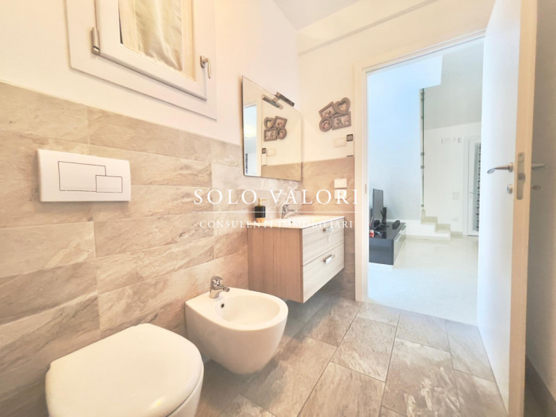 Scopri questa incantevole casa singola terratetto situata nel cuore di Jesolo, precisamente nella...