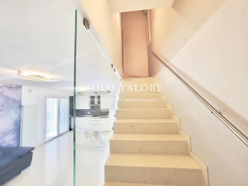 Scopri questa incantevole casa singola terratetto situata nel cuore di Jesolo, precisamente nella...