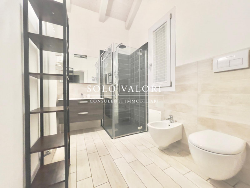 Scopri questa incantevole casa singola terratetto situata nel cuore di Jesolo, precisamente nella...