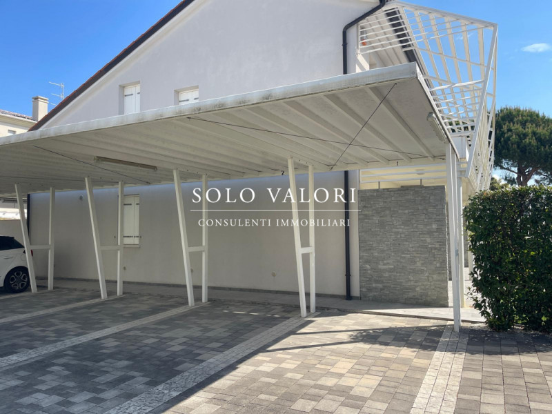 Scopri questa incantevole casa singola terratetto situata nel cuore di Jesolo, precisamente nella...