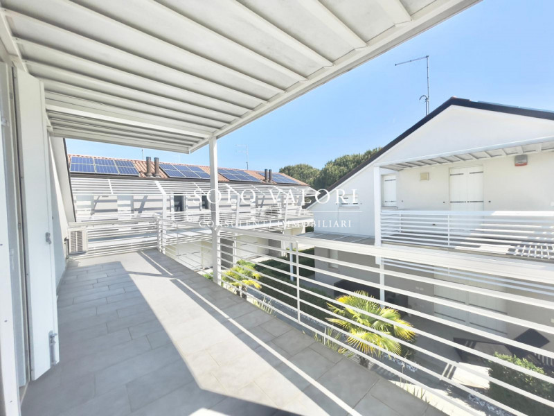 Scopri questa incantevole casa singola terratetto situata nel cuore di Jesolo, precisamente nella...