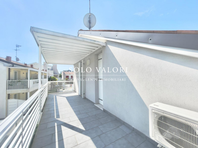 Scopri questa incantevole casa singola terratetto situata nel cuore di Jesolo, precisamente nella...