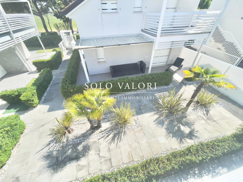 Scopri questa incantevole casa singola terratetto situata nel cuore di Jesolo, precisamente nella...